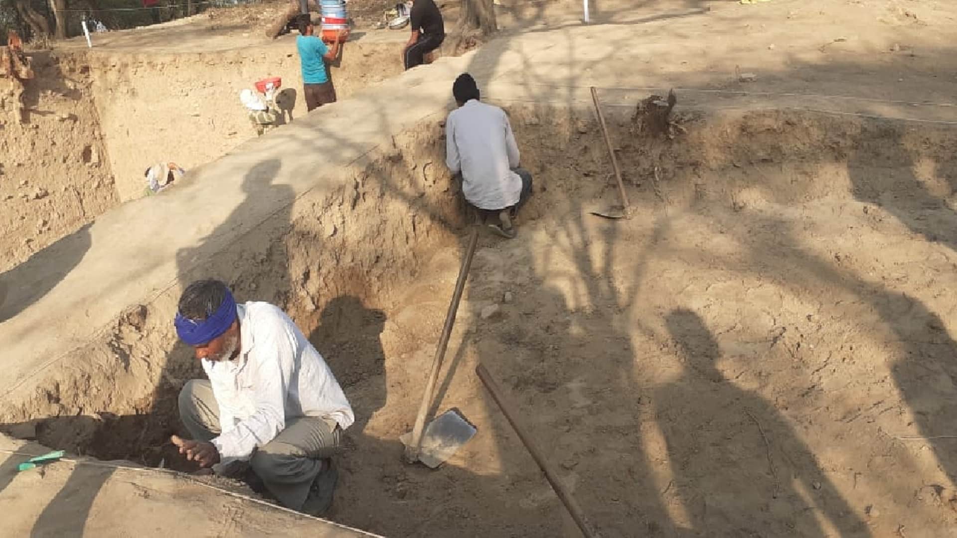 Hastinapur Meerut : Bangles, burnt bones, walls of palaces, pottery earthen pots have been found in excavation in Pandav Mound