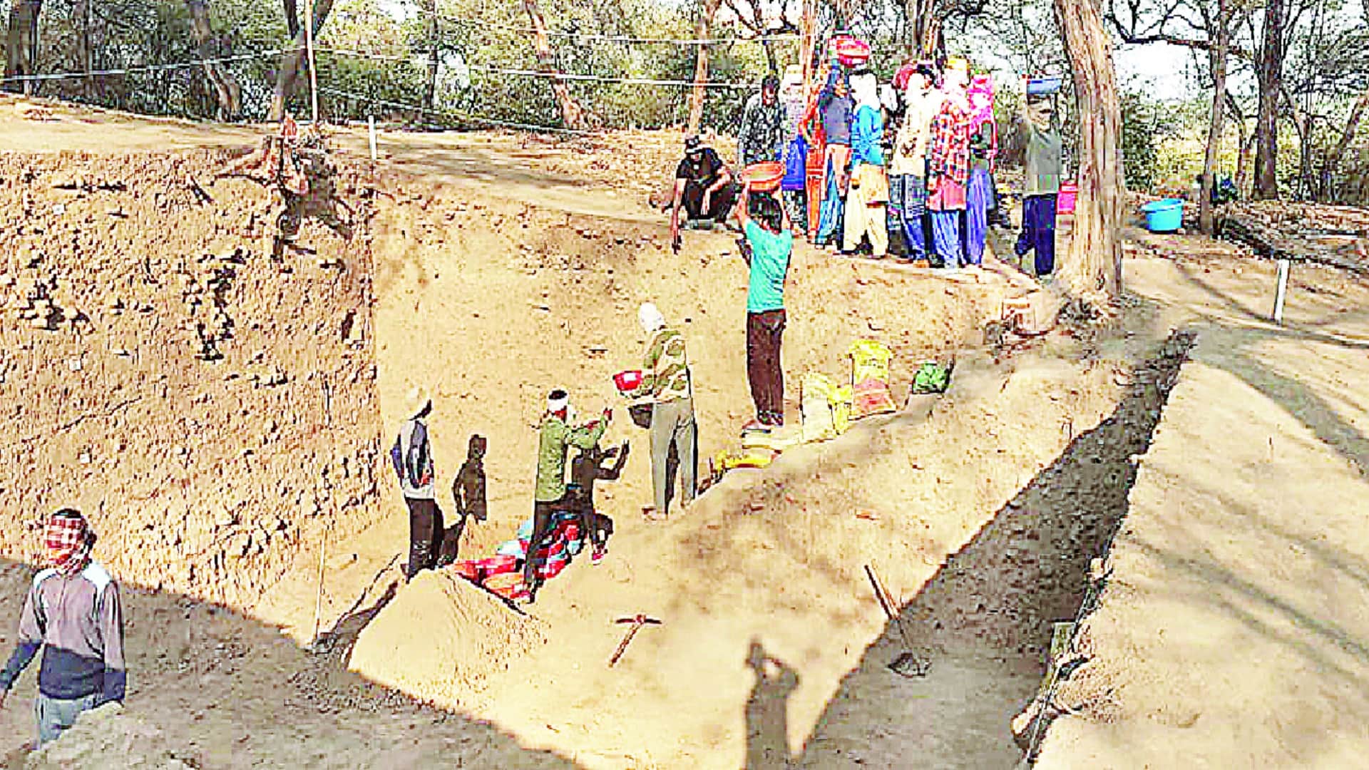 Hastinapur Meerut : Bangles, burnt bones, walls of palaces, pottery earthen pots have been found in excavation in Pandav Mound
