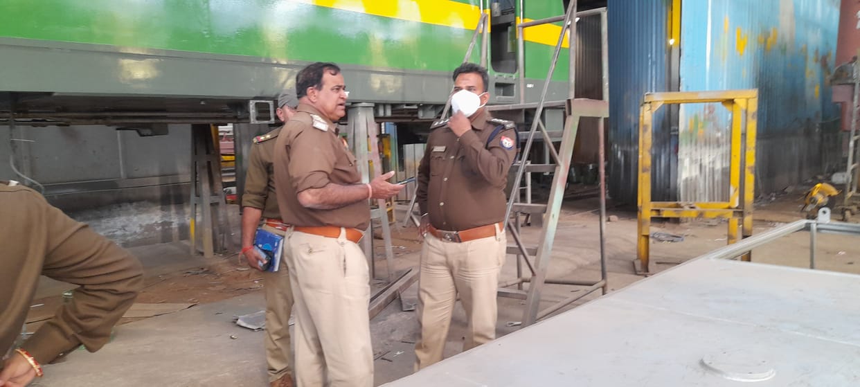 Kanpur dehat : The frame of the train engine fell in the factory, the death of two laborers by pressing, the ruckus of the family