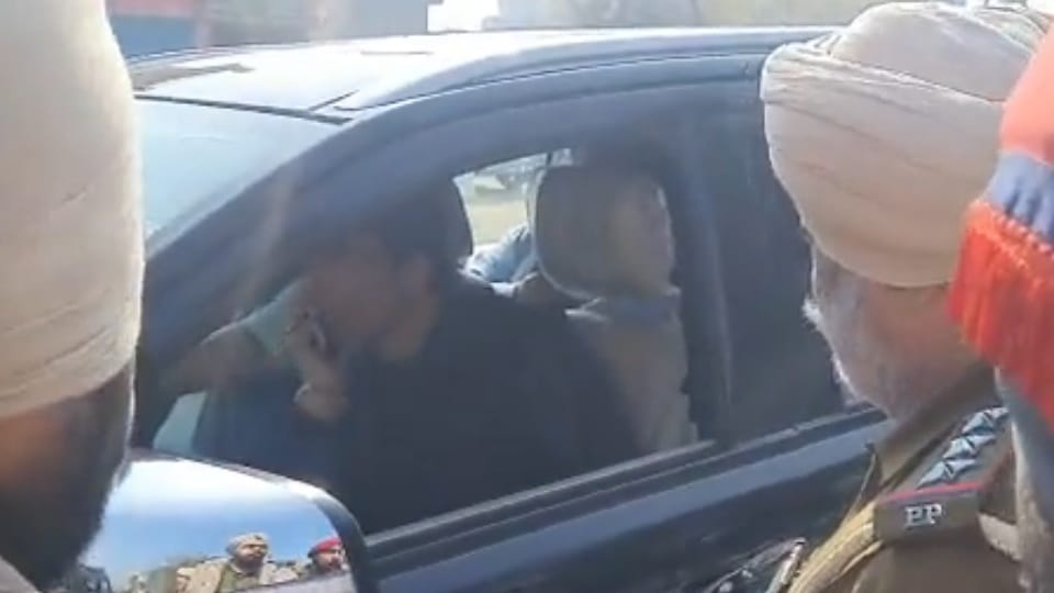 Punjab Election 2022: Election Commission Seized Car of Actor Sonu Sood News Updates in Hindi
