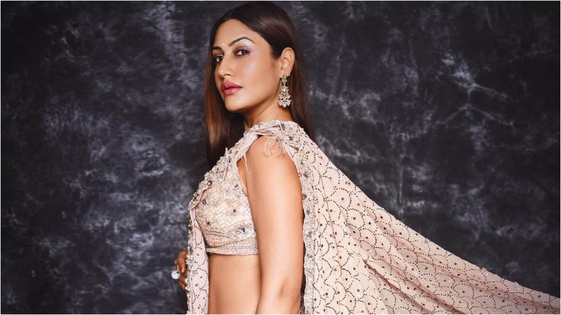 surbhi chandna as naagin look sizzling in golden glitter outfit
