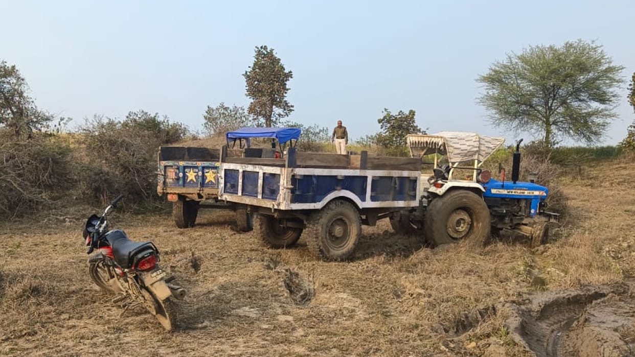 Sehore: Police action on illegal sand excavators in Parvati river, tractor-trolley and JCB seized from the spot