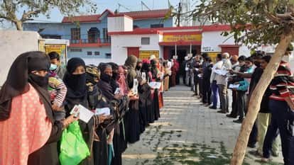 बूथ पर मतदाताओं की कतार