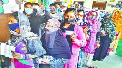 एटा के बूथ पर मतदाताओं की कतार