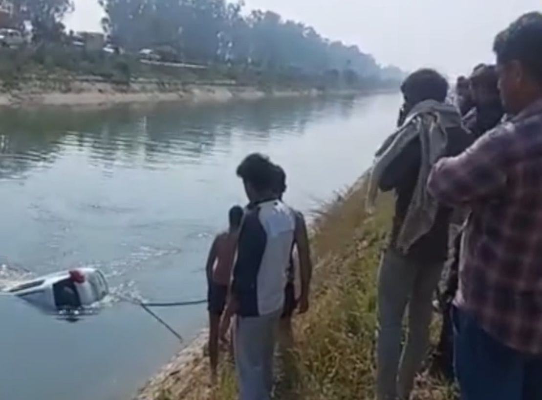 While returning after seeing Shyam Baba, the uncontrolled car fell into the canal.