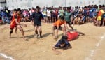 अलीगढ़ प्रो कबड्डी लीग में खेलते खिलाड़ी।