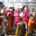 गर्भगृह में पहुंचकर संघ प्रमुख ने किए महाकाल के दर्शन। पंचामृत अभिषेक भी किया।