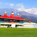अंतरराष्ट्रीय क्रिकेट स्टेडियम धर्मशाला।