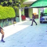 कार्रवाई के दौरान पुलिस कर्मी