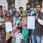 पकड़े गए युवकों की रिहाई के लिए जिलाधिकारी से लगाई गुहार।