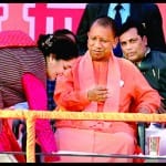 लखनऊ में मड़ियावं चौराहे पर भाजपा प्रत्याशी नीरज बोरा के पक्ष में आयोजित जनसभा में मुख्यमंत्री योगी के पैर छूती अर्पणा यादव