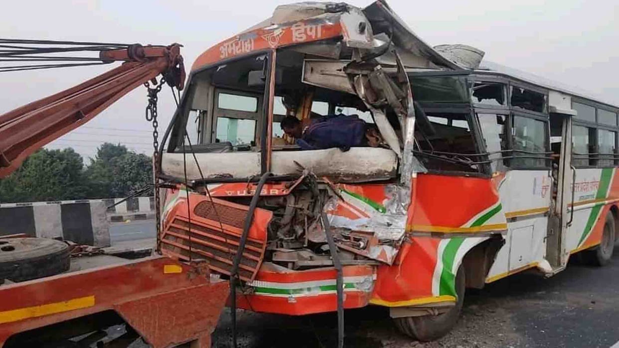 Road accident in Kanpur, bus overturns, 26 policemen injured