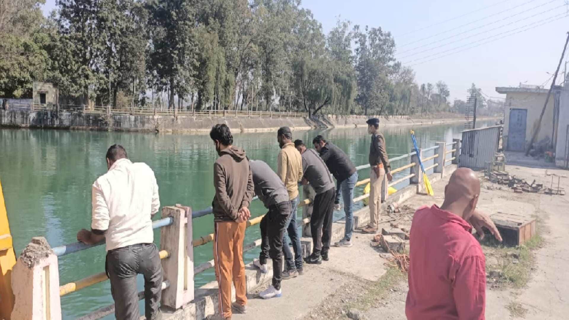 Wife Wearing Sari To save drowning husband after jump in canal death