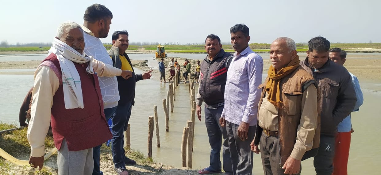 People of Nandgaon are making temporary bridge by collecting donations