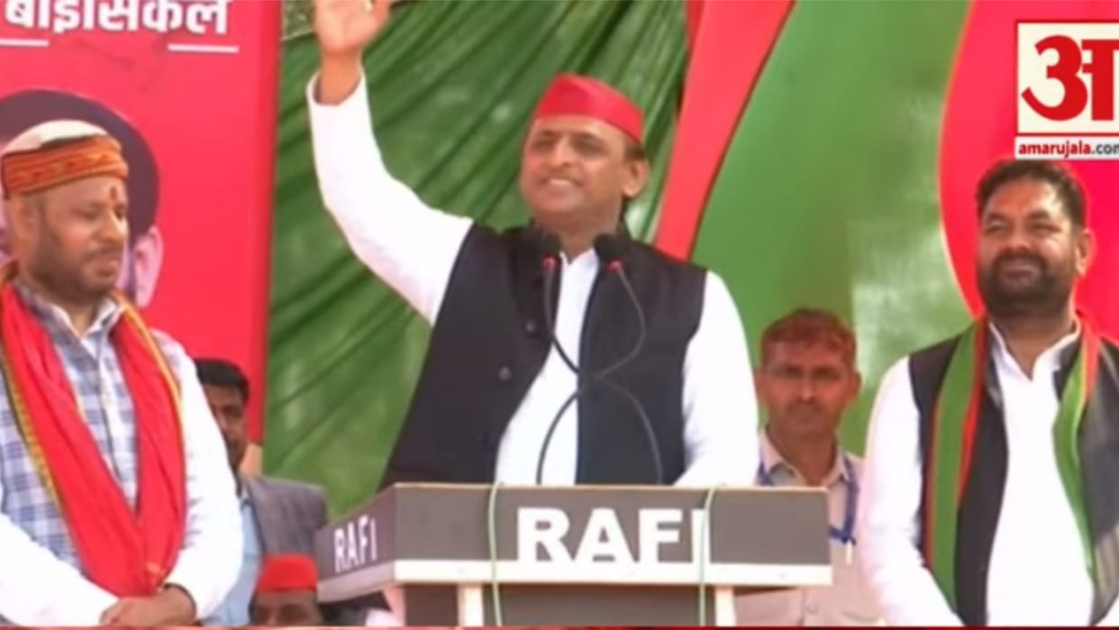 akhilesh yadav addresses a meet in Raebareli.