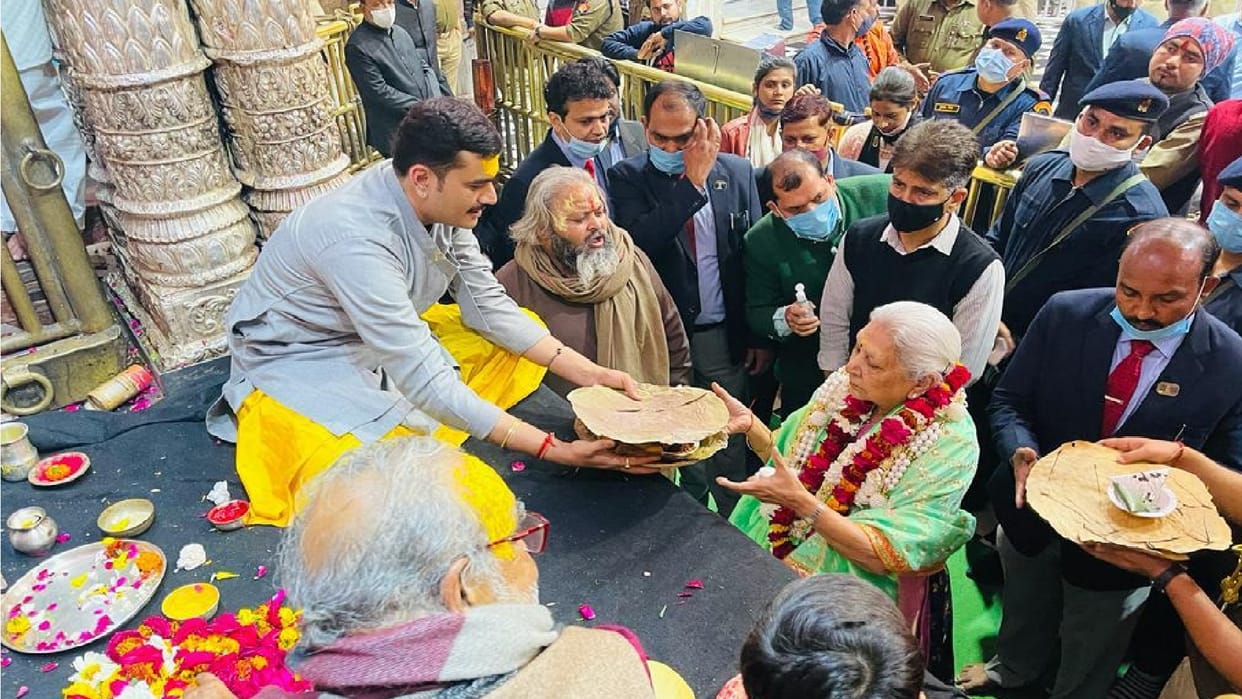 Governor Anandiben Patel had darshan of Thakur Shridwarkadhish after worshiping Yamuna
