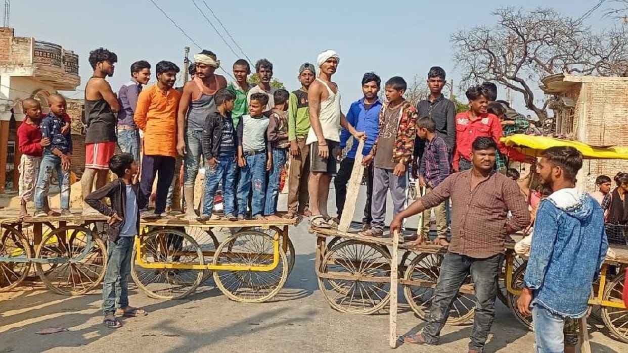 Azamgarh Liquor Case: Angry over the death of ten people due to drinking, angry people protested by blocking the road