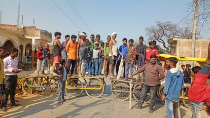 Poisonous liquor death in azamgarh Seven person killed and more than 12 sick fear  in many villages