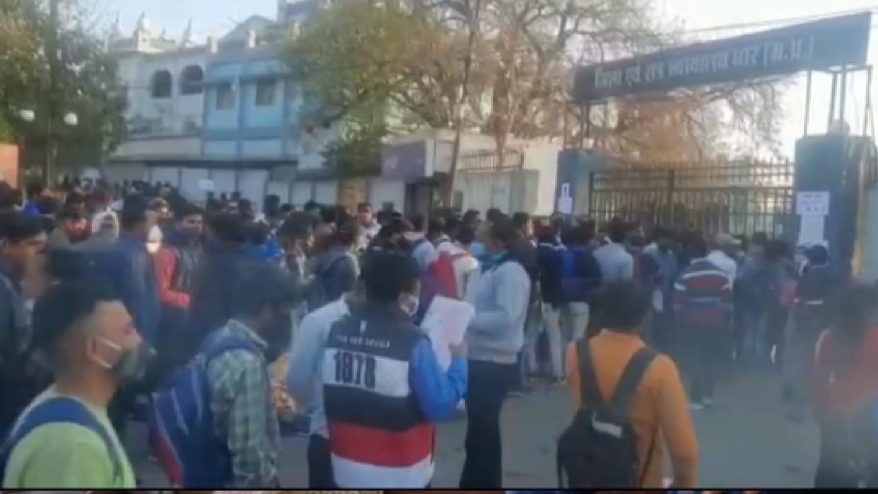 Crowd of unemployed in Dhar: Highly educated also in queue for the post of class IV employee in District Court premises