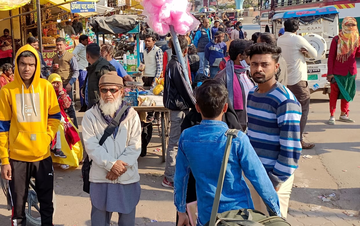 fathepur news,Fight for seat in buses, traveling standing