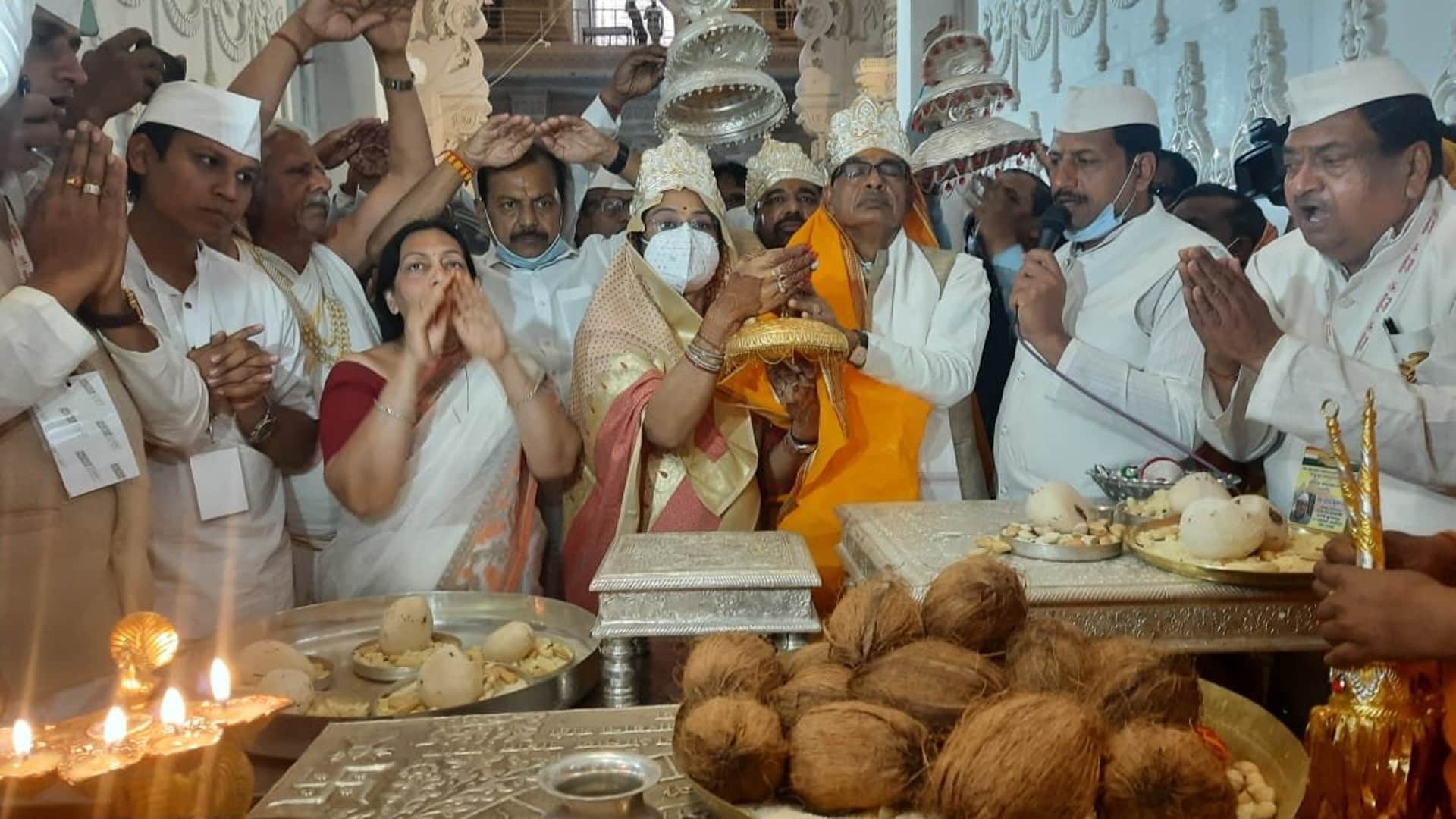 Chief Minister Shivraj Singh Chouhan attended Panchkalyanak festival, took blessings from Acharya Vidyasagar Maharaj