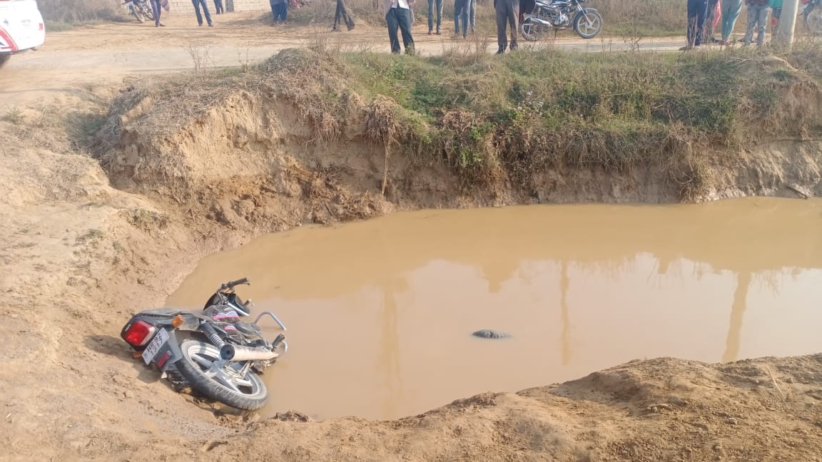 Uncontrolled bike fell into a water-filled pit on the side of the road, youth died due to drowning