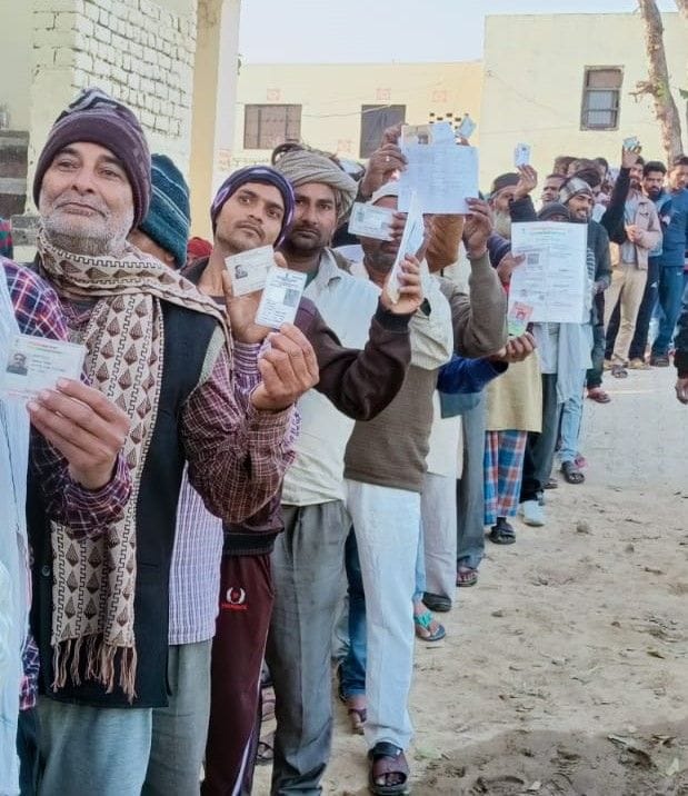 Hathras: Lekhpal came with leave for voting, someone else cast his vote