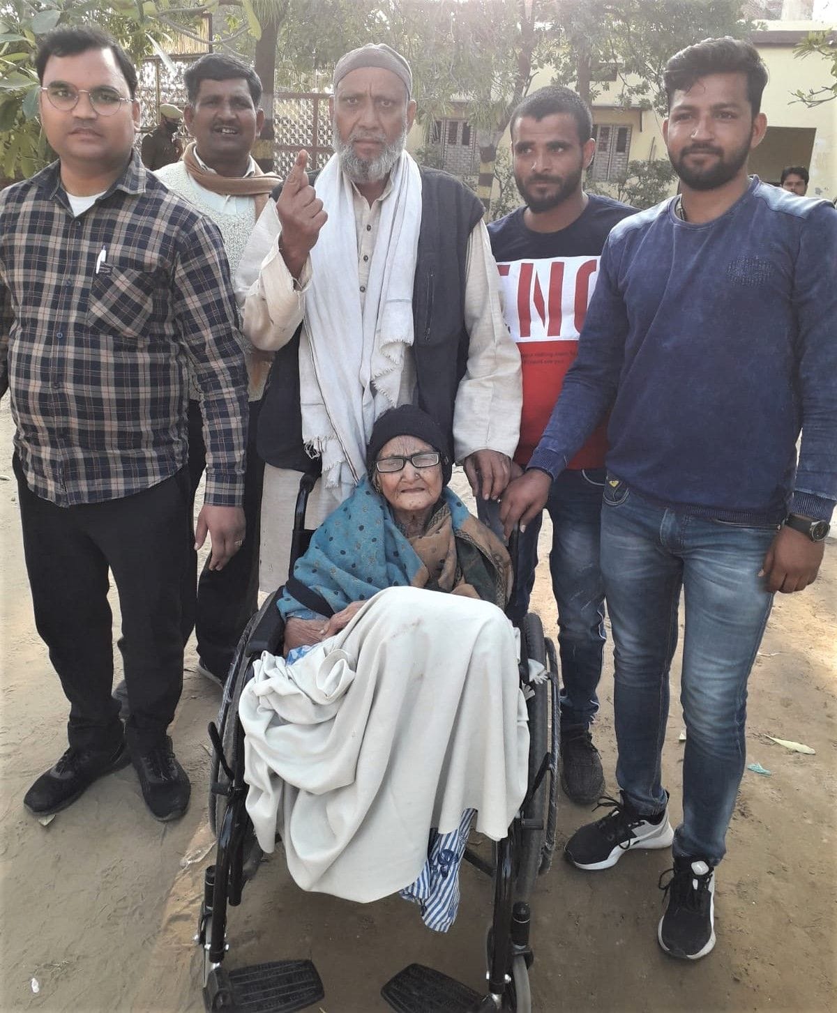 Hathras: Postage not done at home, Divyang and elderly reached the booths