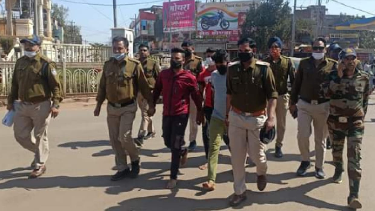 Shivpuri: Three miscreants who pelted stones on bus arrested, police took out procession