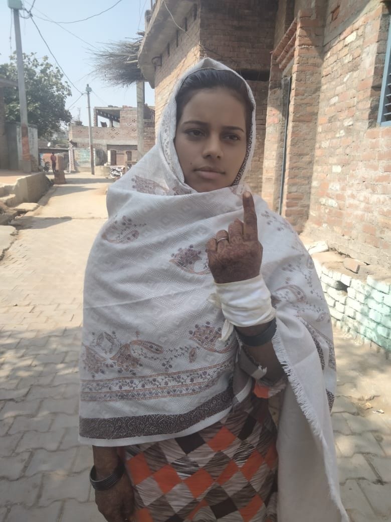 Kanpur Dehat : Sangeeta casts her first vote on the day of marriage in the assembly elections