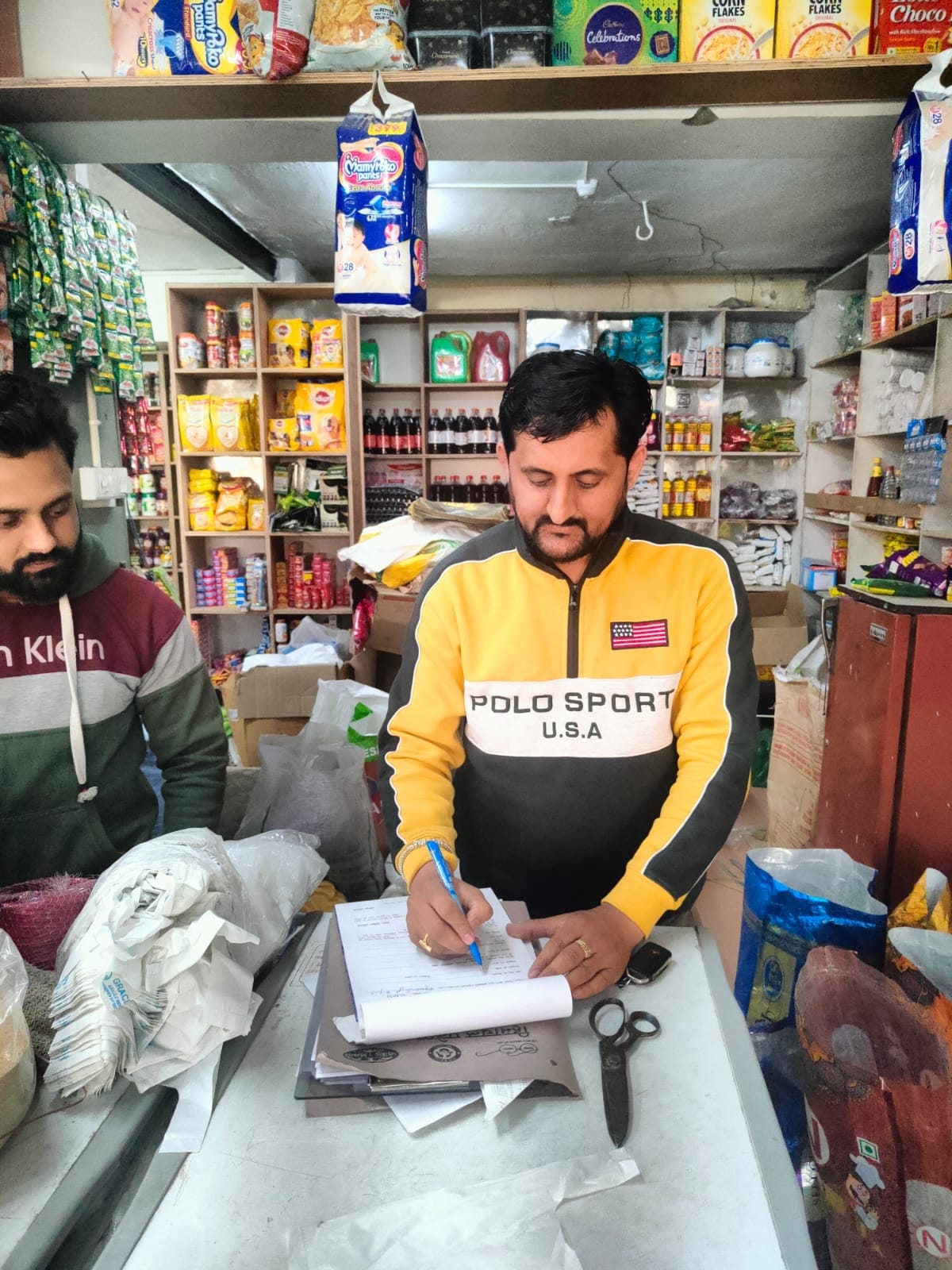 food and supply department fine 5500 rupees to two shopkeeper of ponta sahib in case using of plastic