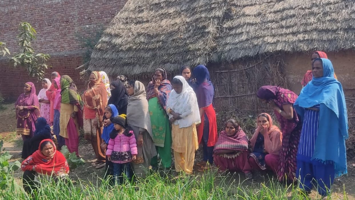 Dead body of a woman and her sons found floating in a pond in Balrampur.