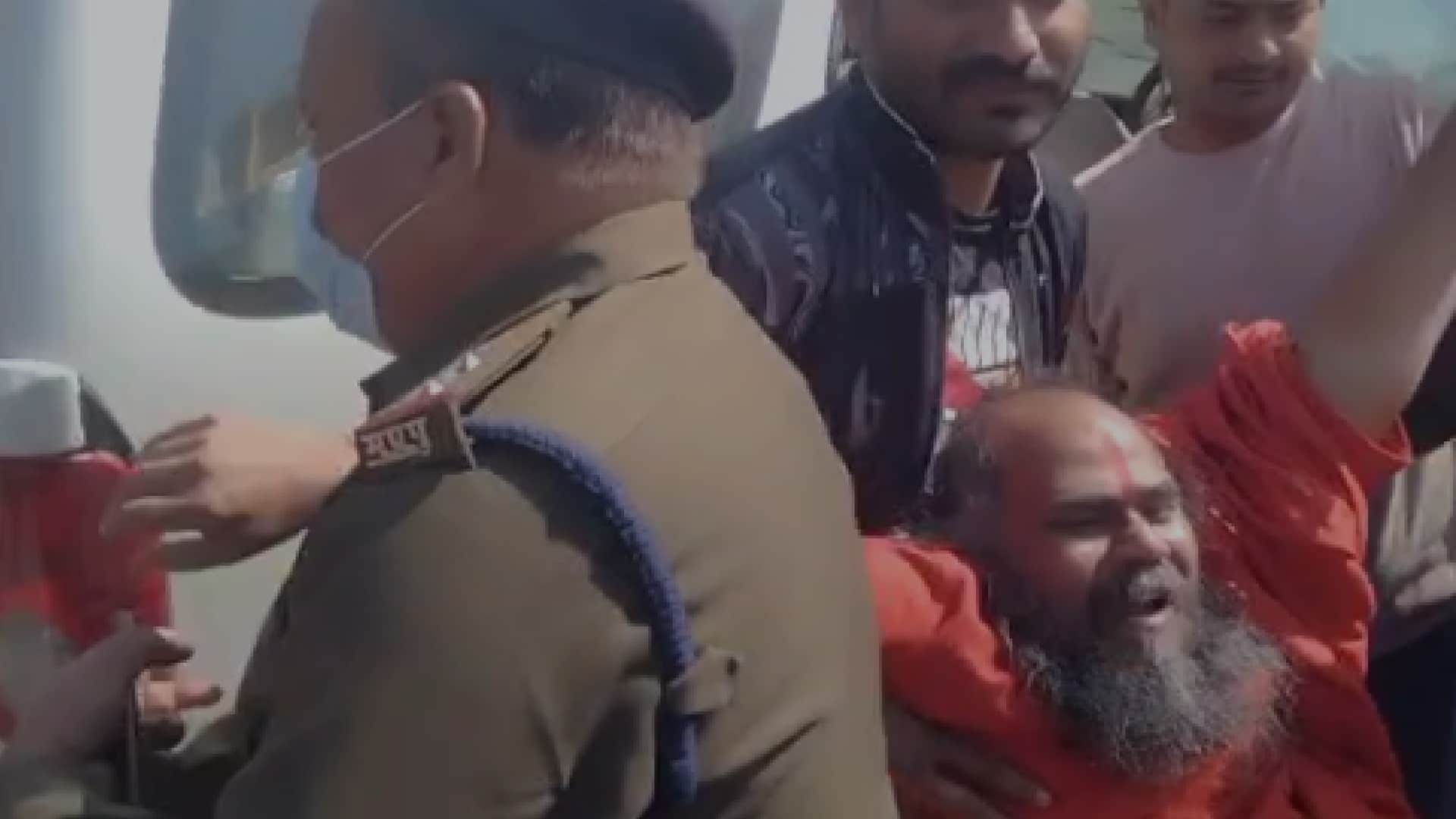 Morena: Unknown miscreants beat Mirchi Baba, Mirchi Baba wept bitterly at Congress District President's house
