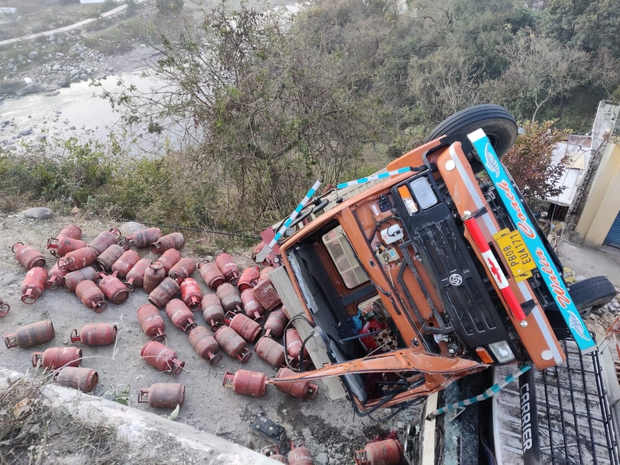 Truck full of cylinders overturns on Kangra bypass, traffic disrupted