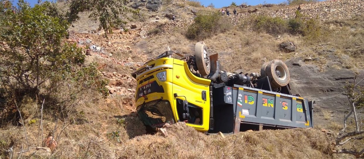 Dumper accident on Dhumkot-Pipli-Bhaun road, driver injured