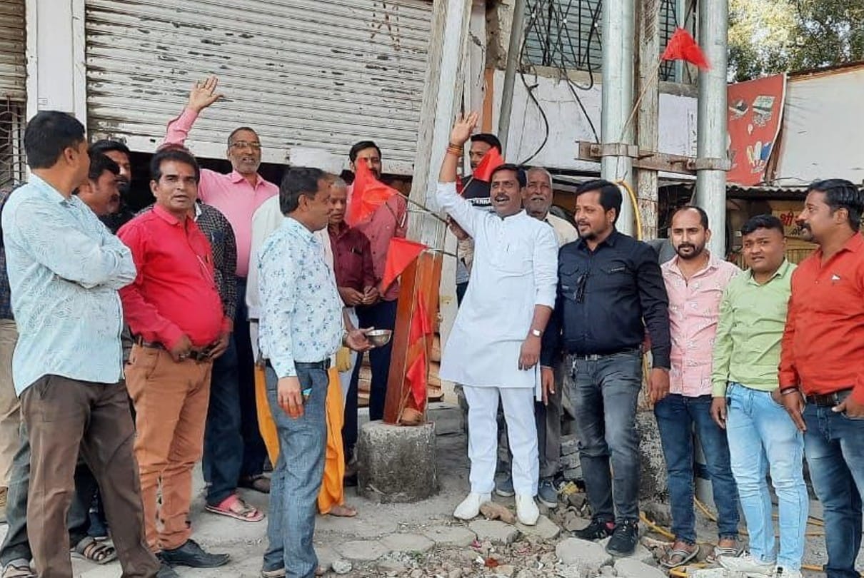 देवास में बिजली के पोल को अंगद के पैर की उपमा देकर किया पूजन, जयकारे भी लगाए।