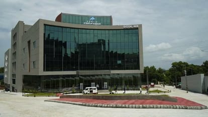 kerala startup mission it industry of kerala digital hub, chief minister pinarayi vijayan claim 15,000 startups claim 2 lakh jobs in 5 years, how Kerala is becoming a technology startup hub?