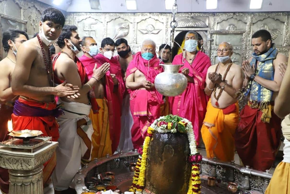Ujjain: RSS Chief attended Mahakaleshwar Temple's Bhasmarti, peformed abhishek