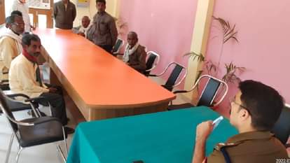 बदमाशों की जमानत लेने वालों को पुलिस ने थाने बुलाकर चेताया।