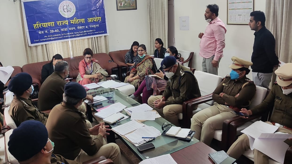 Faridabad girl request state woman commission president during jan sunwai to bring her mother back