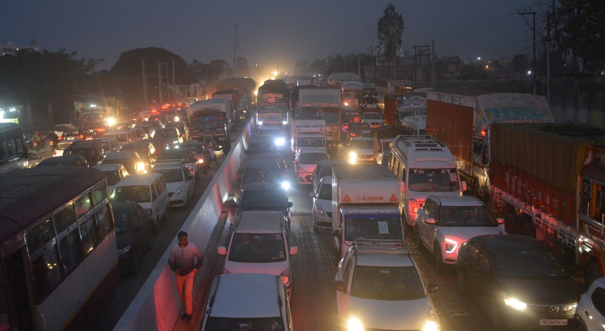 Heavy jam on the highway, vehicles will run for five hours
