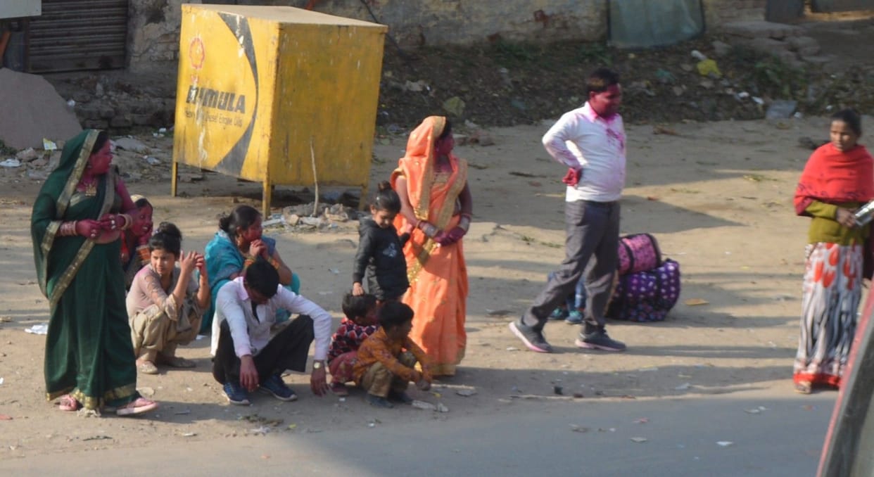 Hathras: Buses ran less in the district, people traveled by Dagemar vehicles