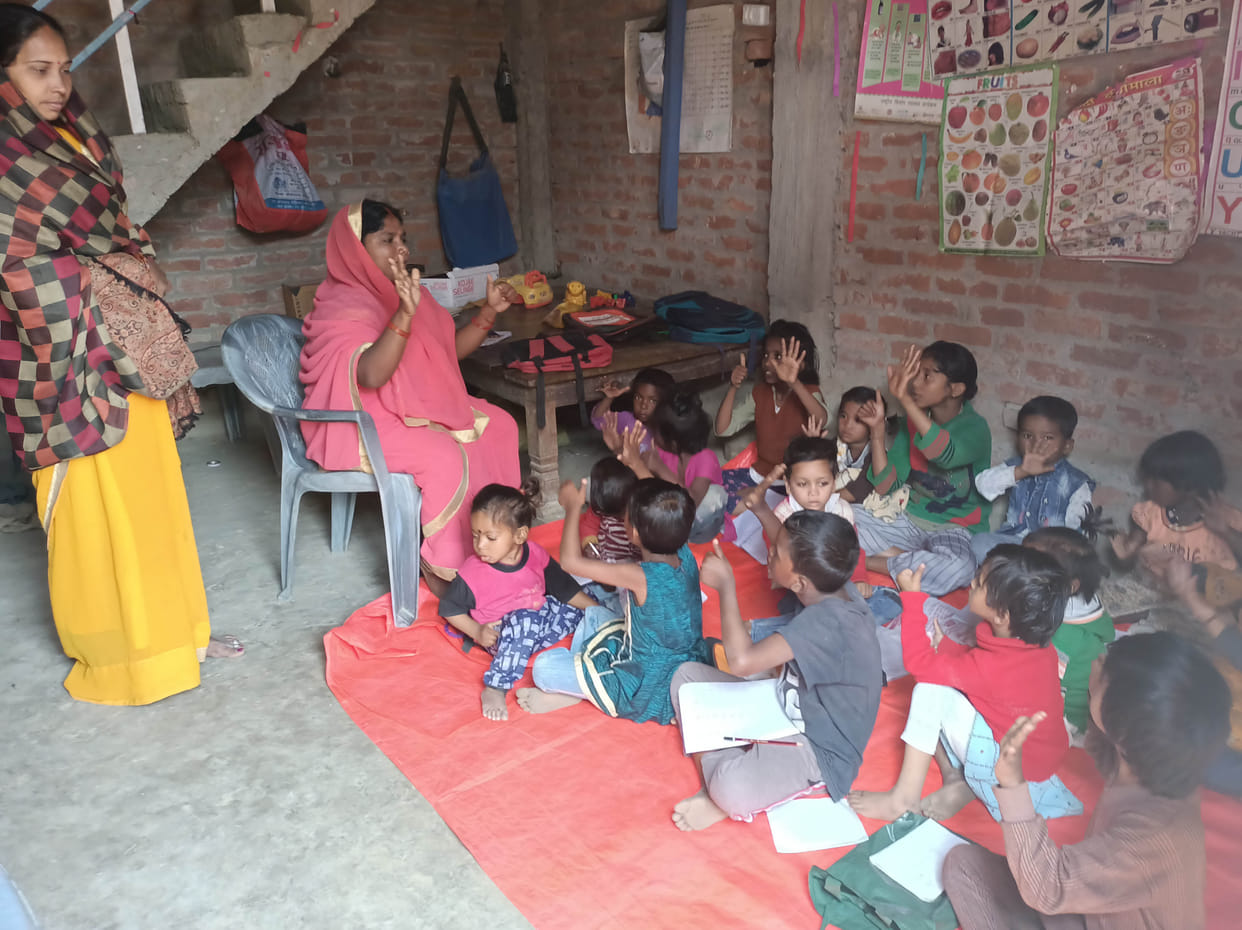 khule aanganabaadee kendr, pahoonche bachche