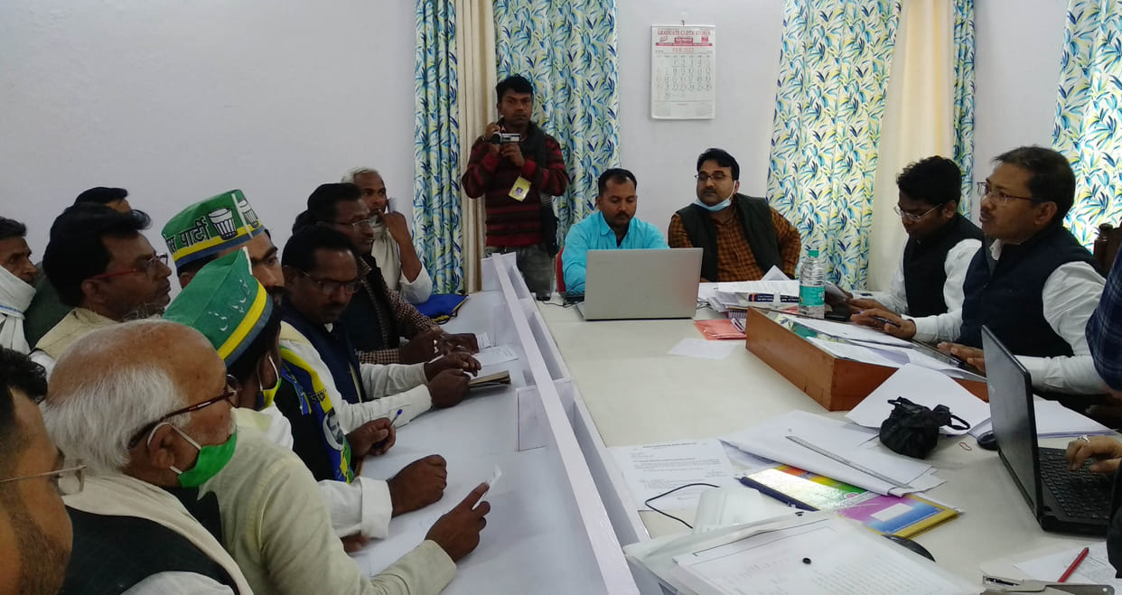 Pieces were laid on the electoral backgammon in the district
