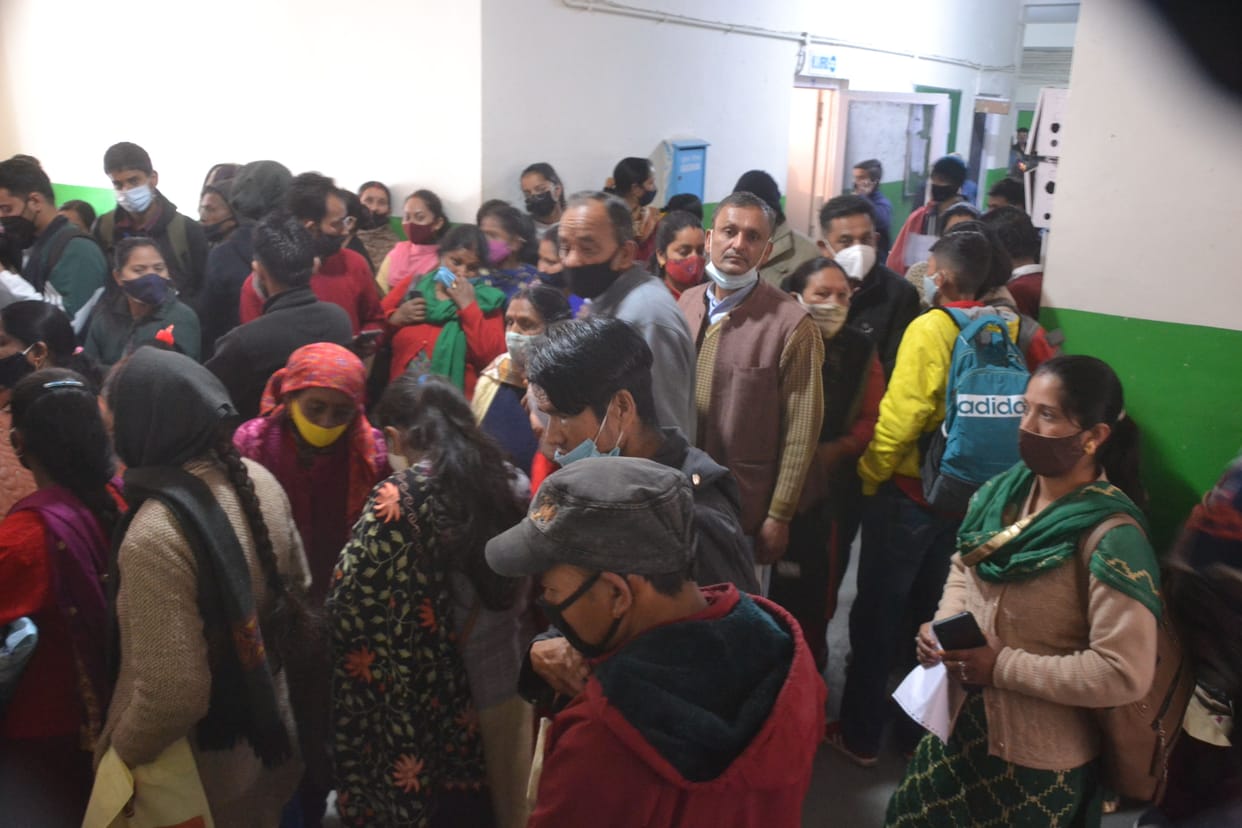 Patients thronged to Solan hospital on Monday face hardships due to doctor's pen down strike