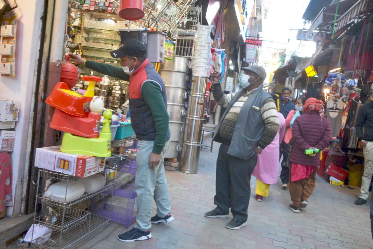 Municipal corporation removes encroachments outside shops and shopping complexes in Solan city and markets
