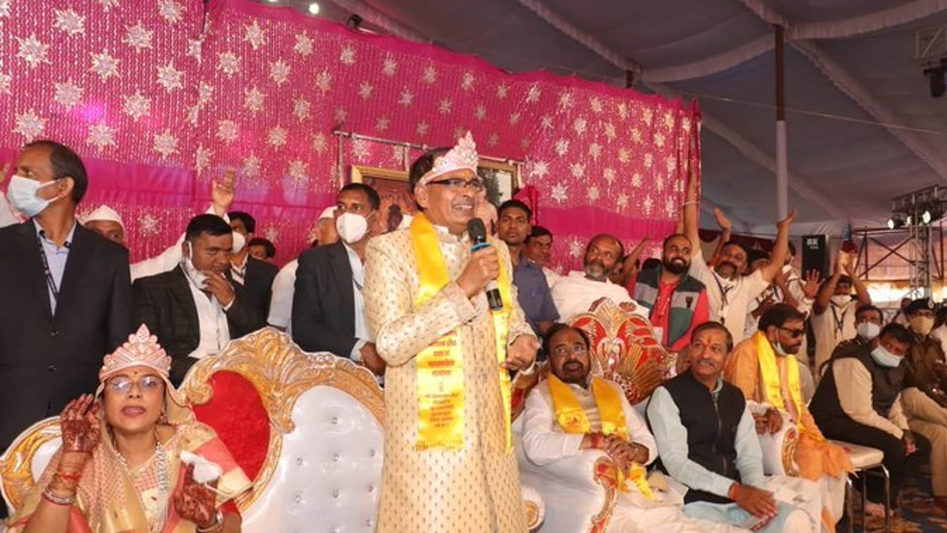 Chief Minister Shivraj Singh Chouhan attended Panchkalyanak festival, took blessings from Acharya Vidyasagar Maharaj