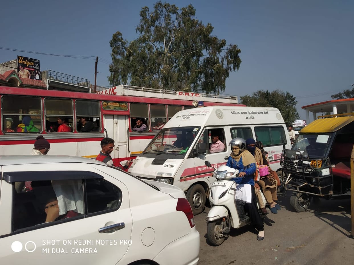 Tractor trolley tire burst on Hindon bridge, jammed for three hours