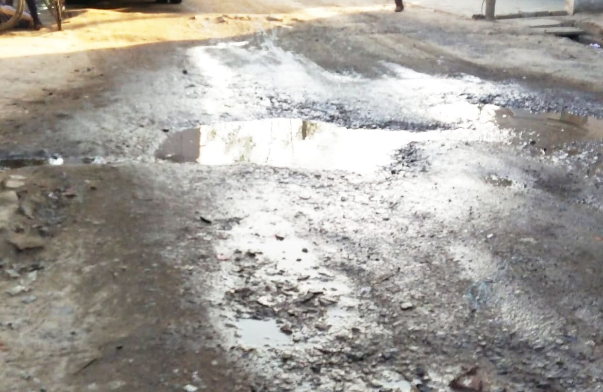 fathepur news,Dried taps, fountains on the road