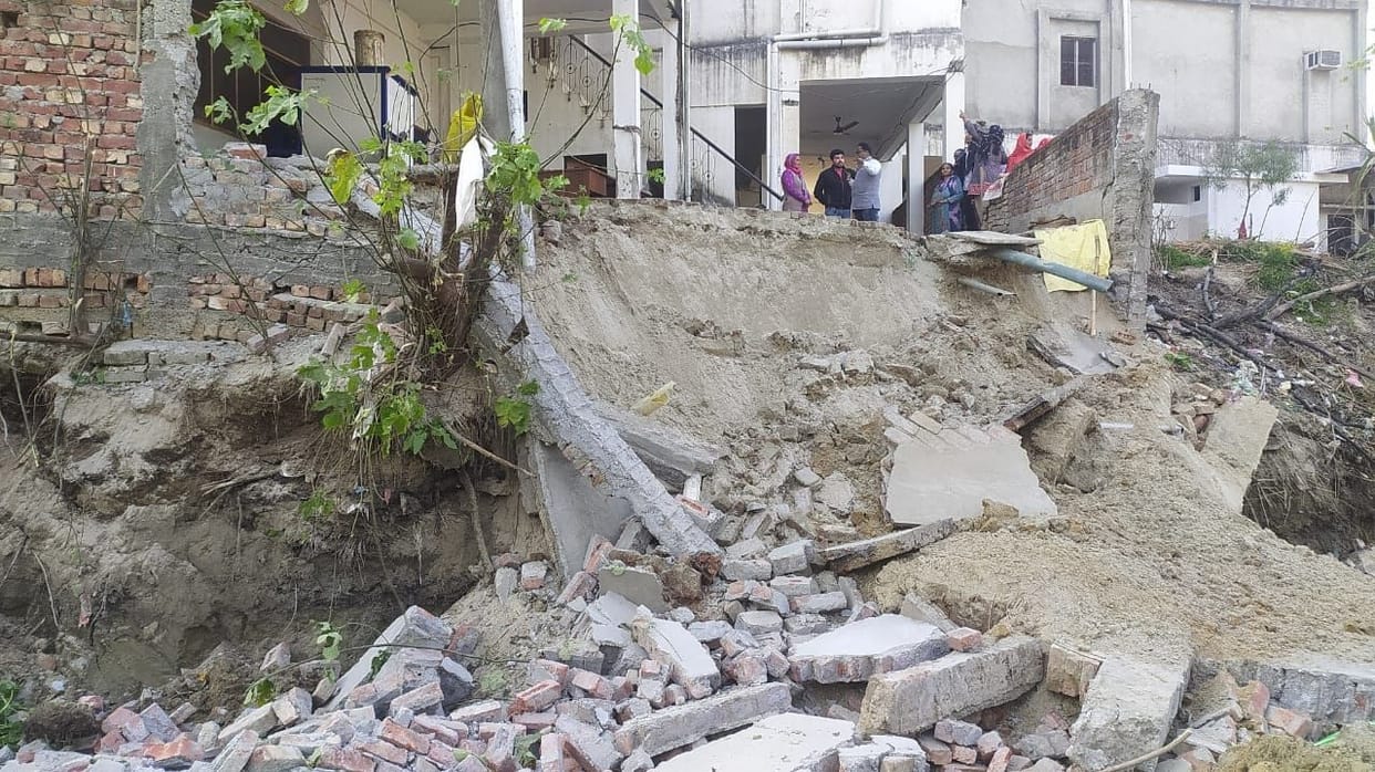 The wall of the house fell during the digging of the pond